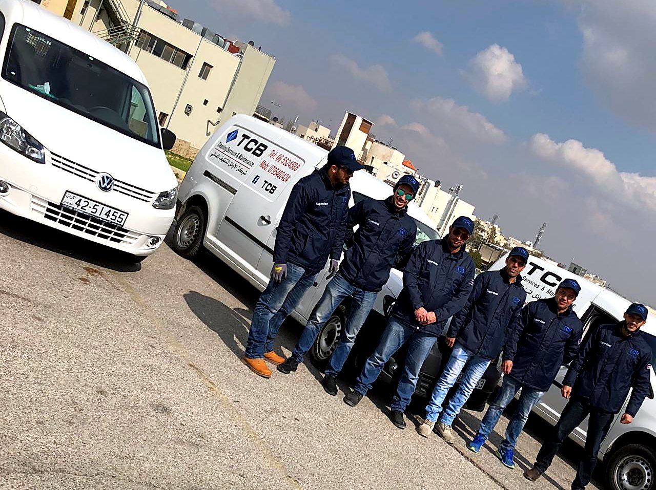 فريق عمل شركة الأوائل وأسطول سيارات الخدمة