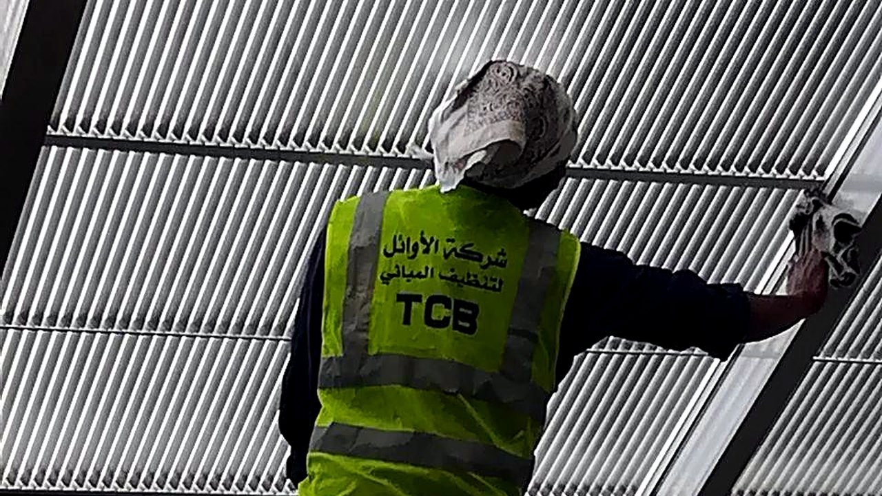 عامل يعمل على هيكل سقف معدني مضلع في ارتفاع